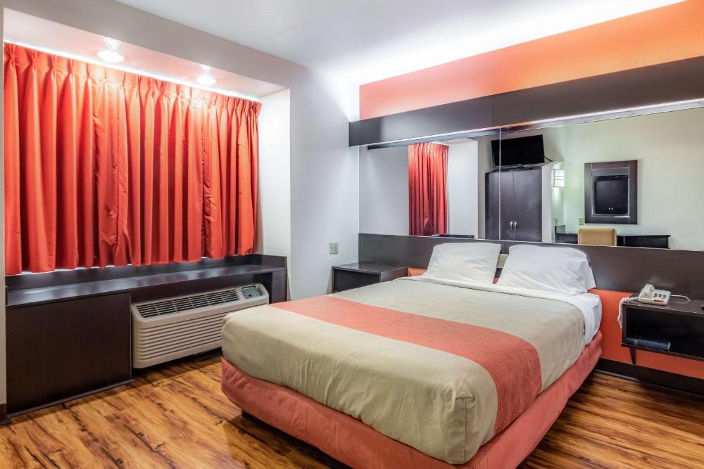 Queen Room - Non-Smoking interior